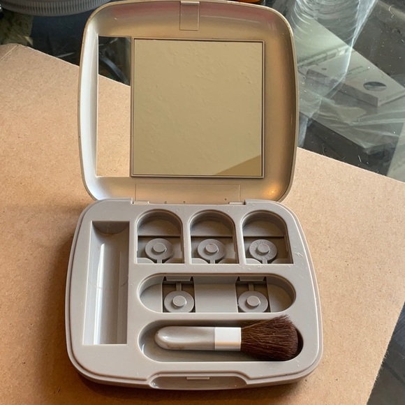 Mary Kay Eyeshadow/Blush Custom Compact, Preowned - Picture 2 of 3